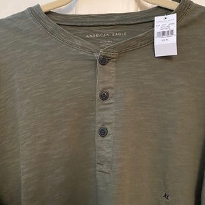 AEO men’s army green long sleeve tee NWT
